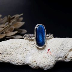 ～鮮やかなブルーの輝き～　スペクトロライトの粒飾りリング　12.5号　天然石アクセサリー　一点物