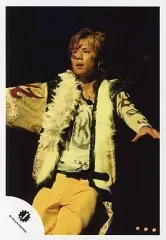 【中古】生写真(ジャニーズ) Kis-My-Ft2/北山宏光/ライブフォト・膝上・衣装黄色・インナー白・両手広げ・背景黒/公式生写真