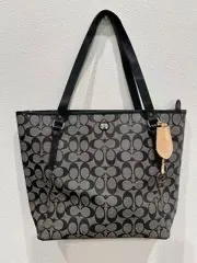 中古美品正規品　COACH / コーチ レザーペイトン F27348 レザー PVC トートバッグ 肩掛け 大容量 シグネチャー ビジネス レディース メンズ 黒 ブラック