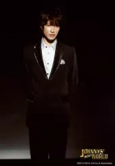 【中古】生写真(ジャニーズ) Snow Man/渡辺翔太/ライブフォト・膝上・衣装黒・白・両手後ろ・目線やや右・背景黒/JOHNNYS’ 2020 WORLD