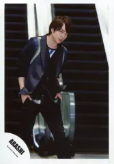 【中古】生写真(ジャニーズ) 嵐/櫻井翔/膝上・衣装黒・青緑ベージュ・両手ポケット・体斜め・背景エスカレーター/「復活LOVE」PV＆ジャケ写撮影オフショット/公式生写真