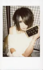 【中古】生写真(男性) UNiTE.(ユナイト)/ハク/上半身・衣装白・右手曲げ・左手上げ・ボード持ち・口閉じ/生チェキ