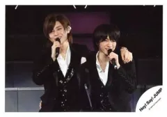 【中古】生写真(ジャニーズ) Hey! Say! JUMP/山田涼介・知念侑李/ライブフォト・横型・上半身・衣装黒・肩組み・山田右手マイク・知念左手マイク/公式生写真