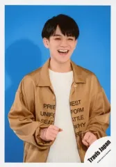 【中古】生写真(ジャニーズ) Travis Japan/宮近海斗/上半身・衣装茶色.白・両手グー・笑顔・背景青/「Travis Japan LIVE TOUR 2020 ENTER 1234567」グッズオフショット/公式生写真