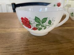 フランスアンティーク　赤い薔薇モチーフ　アルコパル　ティーカップ【700】