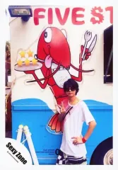 【中古】生写真(ジャニーズ) Sexy Zone/佐藤勝利/膝上・衣装白・サングラス・右手ピース・左手腰・「Sexy Zone」/16新春 佐藤勝利 Mr.KING ハワイオフショット/公式生写真