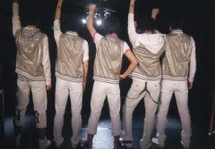 [중고] 원시 사진(남성) BOYS AND MEN/ 집합(5명)/가로형·전신·의상 흰색·그레이·뒤쪽·오른손 올리기·배경 검정/마코토/공식 생 사진