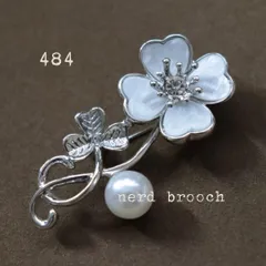 四つ葉のクローバーブローチ［シルバー］パール お花 かわいい 大人 結婚式 フォーマル 入学式 卒業式 ギフト NerD