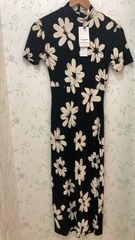 お品物は綺麗です！！新品タグ付き黒の花柄ワンピース