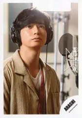 【中古】生写真(ジャニーズ) 嵐/松本潤/バストアップ・衣装ベージュ・ヘッドホンつける・顔上向き/シングル「君のうた」MV＆ジャケ写撮影オフショット/公式生写真