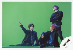 【中古】生写真(ジャニーズ) SixTONES/松村北斗・田中樹・ジェシー/横型・全身・松村と田中座り・ジェシー腕組み・背景緑/シングル「NAVIGATOR」MV＆ジャケ写オフショット/公式生写真