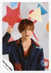 【中古】生写真(ジャニーズ) Hey! Say! JUMP/山田涼介/上半身・衣装青・つなぎデニム・赤・右手星型オブジェ・目線左・口開き/15夏 コンサートパンフ＆グッズ撮影オフショット/公式生写真