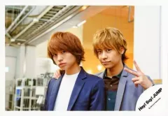 【中古】生写真(ジャニーズ) Hey! Say! JUMP/伊野尾慧・八乙女光/横型・バストアップ・衣装黒・白・グレー・茶色・左向き・八乙女左手ピース・右手伊野尾肩/アルバム「DEAR.」ジャケ写撮影オフショット/公式生写真