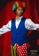 【中古】生写真(ジャニーズ) A.B.C-Z/河合郁人/ライブフォト・膝上・両腕広げ・青ベスト・赤黄色のズボン・虹色アフロ・赤色カーテン・枠無し/DREAM BOYS/公式生写真