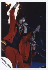 【中古】生写真(ジャニーズ) Hey! Say! JUMP/中島裕翔・岡本圭人/ライブフォト・膝上・衣装赤・左手マイク・右手パー・インナー黒・体右向き/公式生写真
