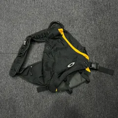 2025年最新】OAKLEY メッセンジャーバッグの人気アイテム - メルカリ