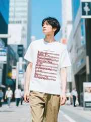 個性的ミュージックアート T 100% コットンの柔らかさで着心地圧倒 レッド楽譜が「エレガント雰囲気」 白 T のクリーンさと合わせて 男子の私服アップ必携