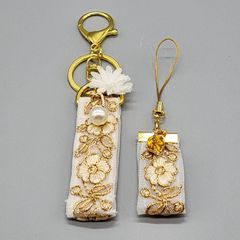 [153]インド刺繍リボンのキーホルダー（バッグチャーム）とストラップの2点セット（ベージュ系、金具：ゴールド系）、ハンドメイド