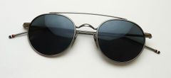 【ダブルブリッジの美しいボストンシェイプのサングラス】THOM BROWNE（トムブラウン）　UES101A-035-49（matte silver / dark grey）