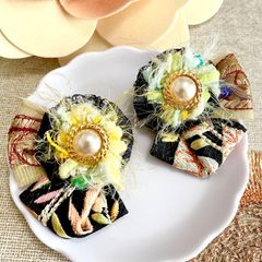 刺繍リボンとヴィンテージボタンのイヤリング ブラック ハンドメイド