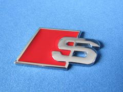 ●Audi アウディ sport S 仕様 メタル製 RED エンブレム 限定品！