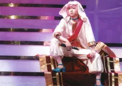 【中古】生写真(男性) 野口準(向坂椋)/ライブフォト・横型・全身・座り・衣装白赤・目線左・キャラクターショット/「MANKAI STAGE『A3!(エースリー)』～SPRING＆SUMMER 2018～」ランダムブロマイドステージショット