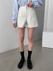 韓国通販 冬春コーデ レザー調ショートパンツ ホワイト Sサイズ