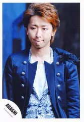 【中古】生写真(ジャニーズ) 嵐/大野智/上半身・ジャケット黒・インナー白・背景黒青/公式生写真