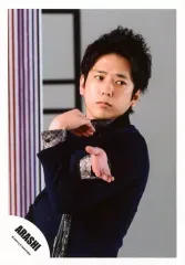 【中古】生写真(ジャニーズ) 嵐/二宮和也/上半身・衣装黒・両手交差・目線右/「Japonism」ジャケ＆「心の空」PV/公式生写真