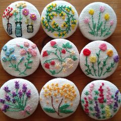 くるみボタン刺繍ブローチ (桜サク＊) ハンドメイド - メルカリ