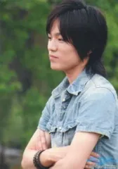 【中古】生写真(ジャニーズ) 7WEST/神山智洋/バストアップ・デニムシャツ青・腕組み・体左向き・背景植物/関西ジャニーズJr 2010 夏休みだよ!全員集合in大阪城ホール