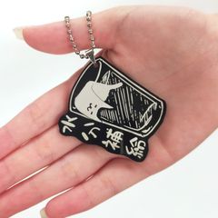 【こんぶちゃんが水分補給を促しているよ】ブラックアクリルキーホルダー／ねこらしきもの　猫　ネコ　シュール　可愛い　ユニーク　個性的　イラスト　妖