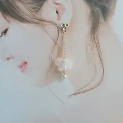 パール　花びら　ピアス