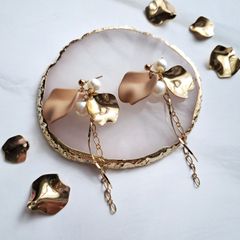 マットベージュ 花びら 秋冬 チェーン パール  ピアス / イヤリング