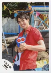 【中古】生写真(ジャニーズ) ジャニーズWEST/重岡大毅/膝上・シャツ赤・インナーグレー白・両手水鉄砲構え・体左向き・首傾げ・笑顔・背景野外/『人生は素晴らしい』PV＆ジャケ写撮影/公式生写真