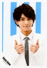【中古】生写真(ジャニーズ) Sexy Zone/佐藤勝利/バストアップ・衣装白・ネクタイグレー・両手親指立て・背景青白/16春 パンフ＆グッズ/公式生写真