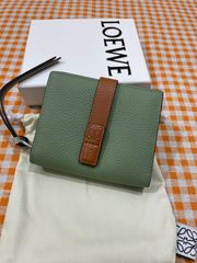 ✨新品同様✨ロエベLOEWE グリーン 折り財布 小銭入れ 可愛い色