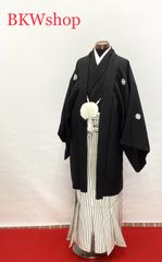 ＜限品限り＞　used　正絹　紋付　羽織・着物　黒地　(刺子生地)　丸に違い鷹の羽　・　袴　正絹　白　シルバーグレーストライプ　2.35寸　165cm～ 3点セット　紋付袴　成人式　結婚式　新郎様　男着物　催事　式典　お祭り　コスプレ