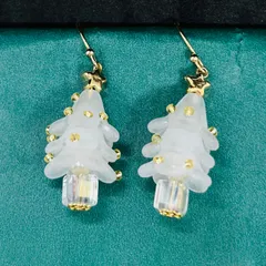 ホワイトクリスマスツリー型　ピアス