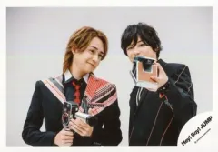 【中古】生写真(ジャニーズ) Hey! Say! JUMP/高木雄也・八乙女光/横型・バストアップ・衣装黒・カメラ持つ/「Hey!?Say! JUMP?LIVE?TOUR?SENSE?or LOVE」グッズオフショット/公式生写真