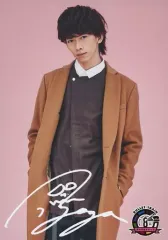 【中古】生写真(男性) 超特急/リョウガ(船津稜雅)/印刷サイン入り・膝上・背景ピンク/「『夢の青春8きっぷ』会員限定ファンクラブ抽選会」準急賞オリジナル生写真