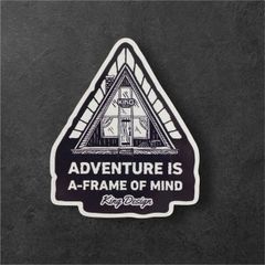 ADVENTURE IS A-FRAME OF MIND ロッジ ログハウス エンブレム 防水反射ステッカー