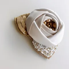 【白&ベージュ】バラのコサージュ/ブローチ/薔薇/ホワイト&ベージュの2色ローズ×金/オートクチュール刺繍/パール/ビーズ刺繍[24WB01P]