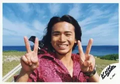 【中古】生写真(ジャニーズ) Kinki Kids/堂本光一/横型・バストアップ・衣装ピンク赤・両手ピース・背景海・植物/公式生写真のサムネイル
