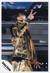 【中古】生写真(ジャニーズ) Sexy Zone/佐藤勝利/ライブフォト・膝上・衣装金色・右手ピース・体右向き・目線左上・背景スクリーン/公式生写真
