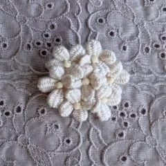 ブローチ　ハンドメイド　刺繍　手刺繍　刺しゅう　コサージュ　花　小花　グレー　ベージュ　グレーベージュ　キナリ　シンプル　ナチュラル　大人可愛い　クリーム　ブーケ　花束