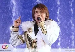 【中古】生写真(ジャニーズ) NEWS/手越祐也/ライブフォト・横型・バストアップ・衣装白.金・左手マイク・右手人差し指立て・背景紫/Johnny’s web/公式生写真