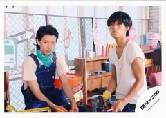 【中古】生写真(ジャニーズ) 関ジャニ∞/大倉忠義 ・錦戸亮/横型・膝上・オーバーオール・ベーシュ色シャツ・緑色バンダナ・白シャツ・黄色のリストバンド/公式生写真