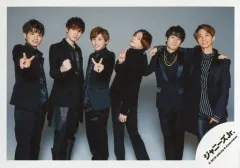 【中古】生写真(ジャニーズ) SixTONES/集合(6人)/横型・膝上・衣装黒・横並び・片手ピース・肩組み・背景グレー/「少年たち To be!」グッズオフショット/公式生写真