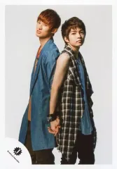 【中古】生写真(ジャニーズ) 関西ジャニーズJr./向井康二・西畑大吾/膝上・衣装青茶・白黒チェック柄・背中合わせ・手繋ぎ/16夏「ANOTHER ＆ Summer Show」パンフレット＆グッズ撮影オフショット/公式生写真